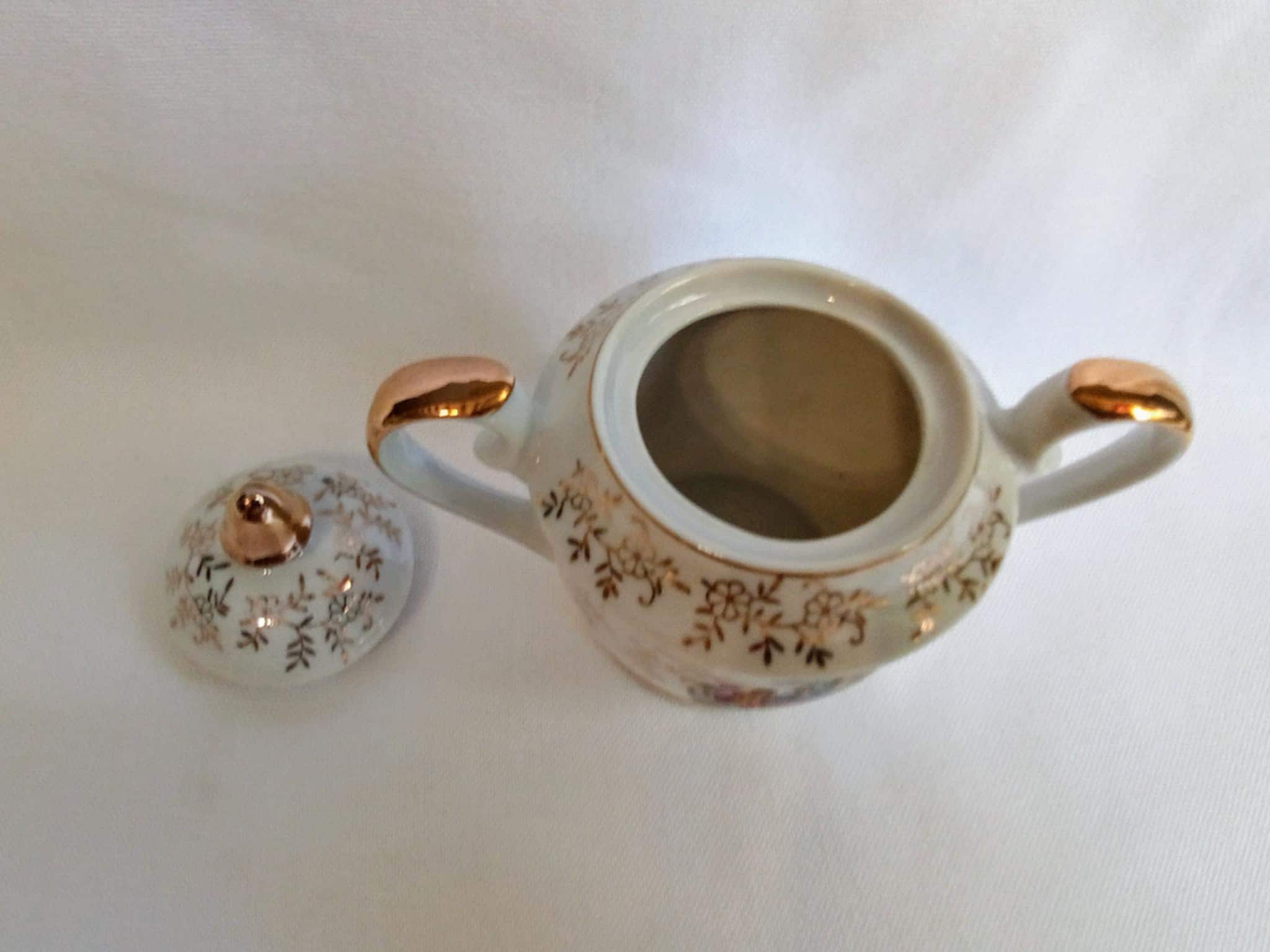 Z132a Vintage Porcelain Fragonard Style Covered Dish/lidded pot