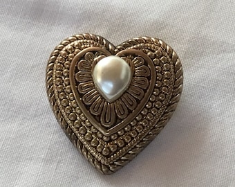K246 Vintage 1980’s made in Taiwan Faux Pearl Heart Brooch. Tracked Shipping