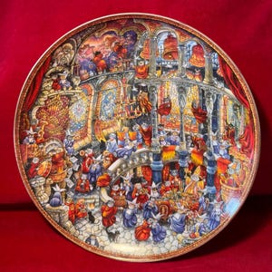 Peut inclure: Assiette décorative avec un bord doré, représentant une scène fantaisiste de chats dans une cathédrale. L'assiette présente des chats dans diverses activités, avec des couleurs vives et des détails architecturaux complexes. Une œuvre d'art riche et détaillée.