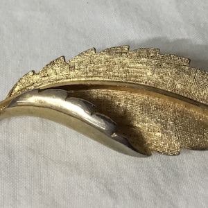K94 JEWELCRAFT (USA) Spilla vintage a forma di foglia color oro di Jewelcraft.