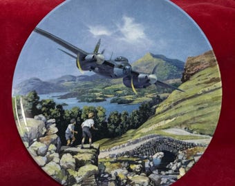 BC157a Piatto decorativo vintage in porcellana Royal Doulton “Mosquito Over The Lakes” con gancio. Bone China, prodotto in Inghilterra.