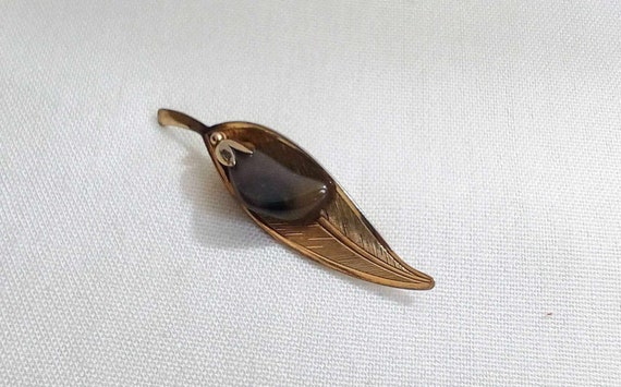 K202 Attractive Gold Tone Leaf Brooch with Polish… - image 1