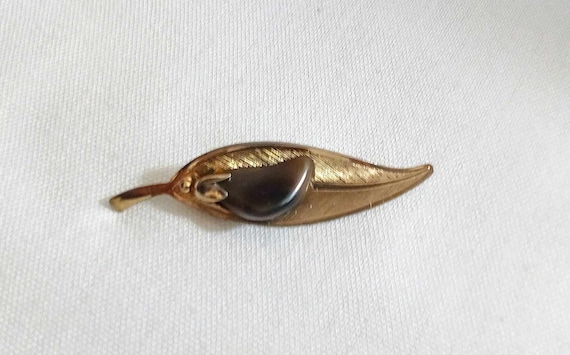 K202 Attractive Gold Tone Leaf Brooch with Polish… - image 2