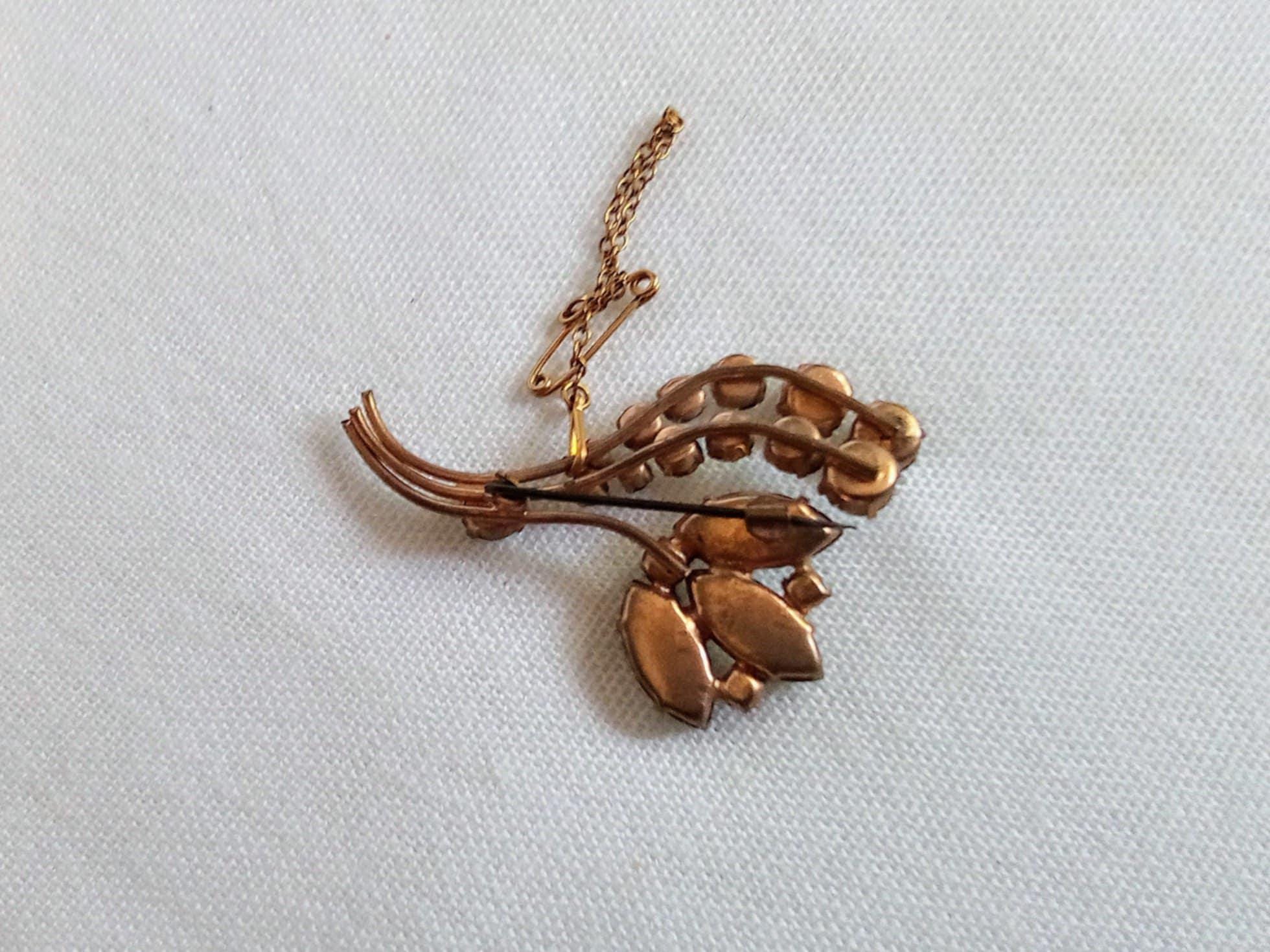 Z179a Vintage Gold Tone Flower Brooch. Clear Stones. Safety Chain