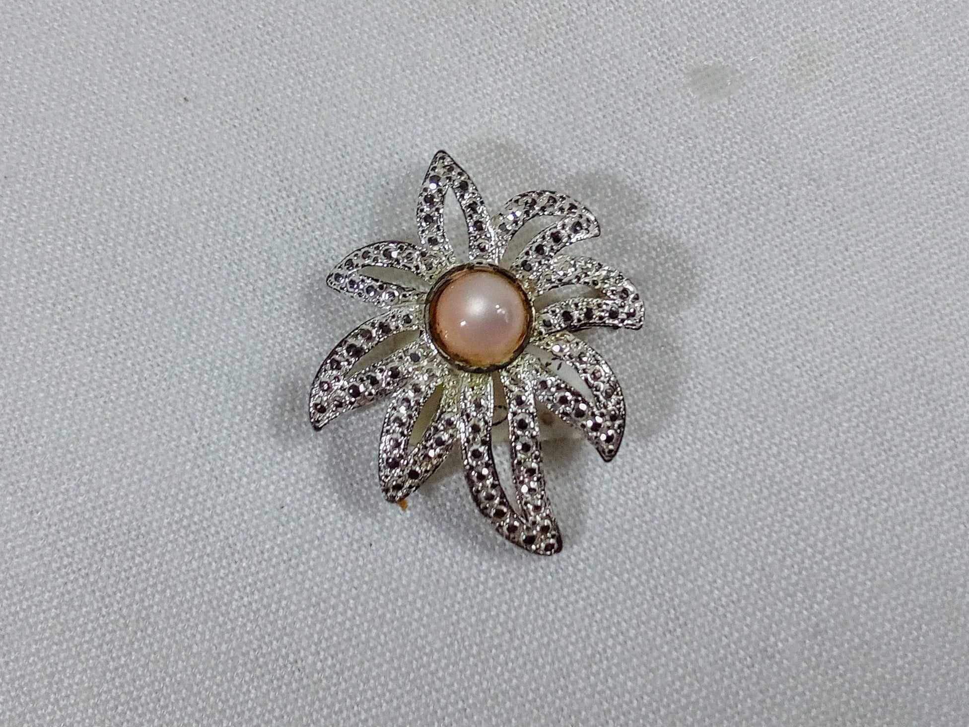AB218 Pretty Vintage Danecraft Silver Tone Abstract Sunburst Brooch. Feature Center Stone. Tracked shipping