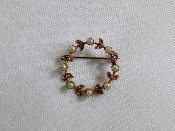 JP320. Vintage Gold Tone Wreath Brooch with Faux … - image 7