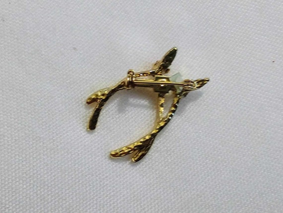 JP149. Small Vintage Gold Tone Brooch. Double Wis… - image 5