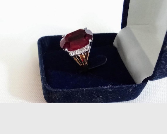 J38 Pretty Vintage Statement Ring. Large Red Ston… - image 5