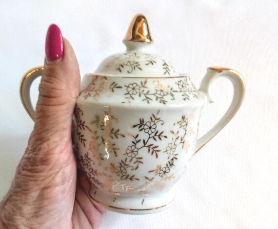 Z132a Vintage Porcelain Fragonard Style Covered Dish/lidded pot