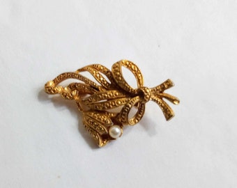 Broche Vintage Fleur Imposante En Relief Couleur Or Avec Perle Blanche - État Impeccable !