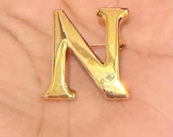 A58a Vintage Gold Tone “ N” Letter Pin Brooch. Gift Idea. Tracked Shipping.
