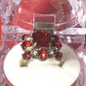 Anillo J7 Vintage Lilien con diseño floral de gema roja checa y diamantes de imitación blancos. Talla ajustable. Envío con seguimiento. La caja es solo para exhibición.