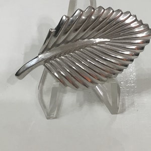L71 Beau Sterling, spilla a forma di foglia in argento sterling 925, made in USA, su carta originale. Mai indossata e mai usata.