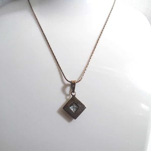 JP646 Vintage gemarkeerde korte ketting en hanger met doorzichtige steen Wereldwijde verzending met tracking