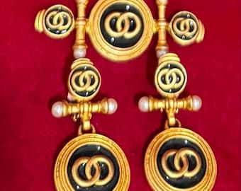S40 Vintage Gold Tone Enamel With Faux Pearl Queen Elizabeth Brooch & Clip On Earrings Set. Tracked Shipping.