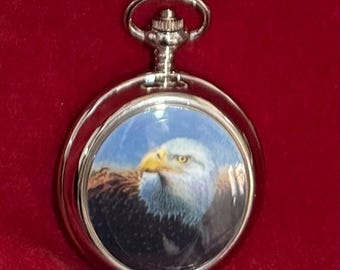 W262 Vintage zilverkleurig zakhorloge met adelaarsdesign op batterijen, inclusief doos. Oude, nieuwe voorraad. Verzending met tracking.
