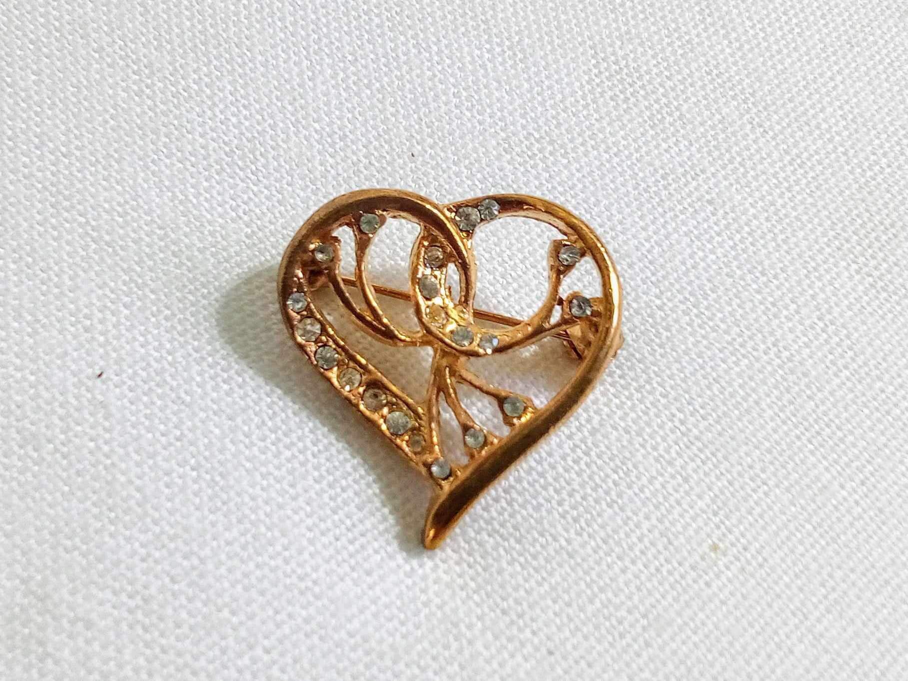 CE93a ヴィンテージゴールドトーンのハート型ブローチ。クリアストーン