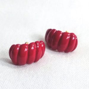 JP687 ヴィンテージ ネイピア イヤリング。クリップ式とネジ式留め具。赤いリブ付きルーサイト製。追跡可能な国際配送。