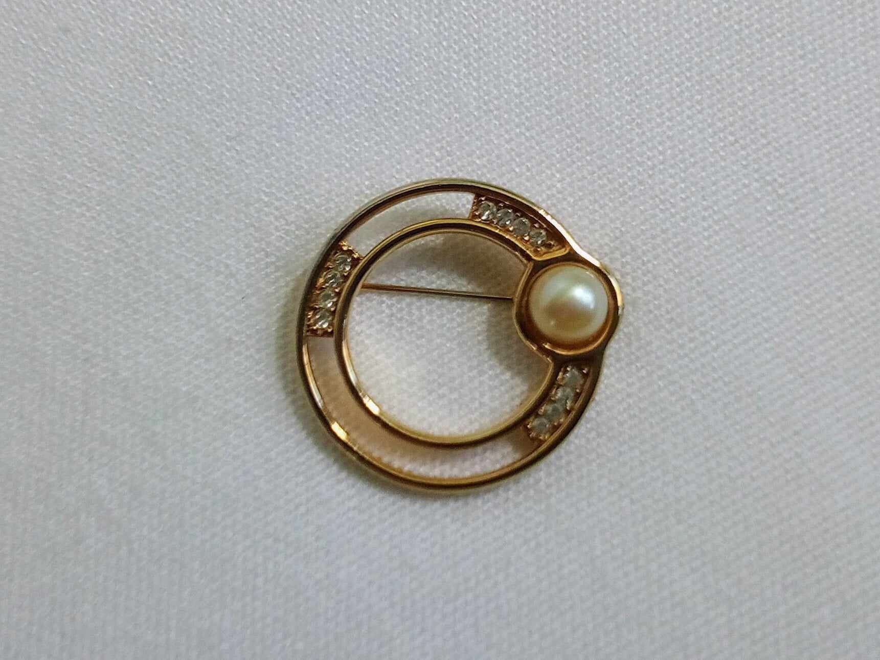 JP225. Lovely Vintage 1980s Monet Gold Tone Circle Brooch