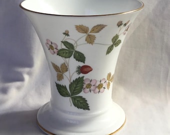 V181 Vintage Wedgwood vaas uit de jaren 70 met "Wild Strawberry" patroon. Prachtige vaas. Gemaakt van bone china in Engeland.