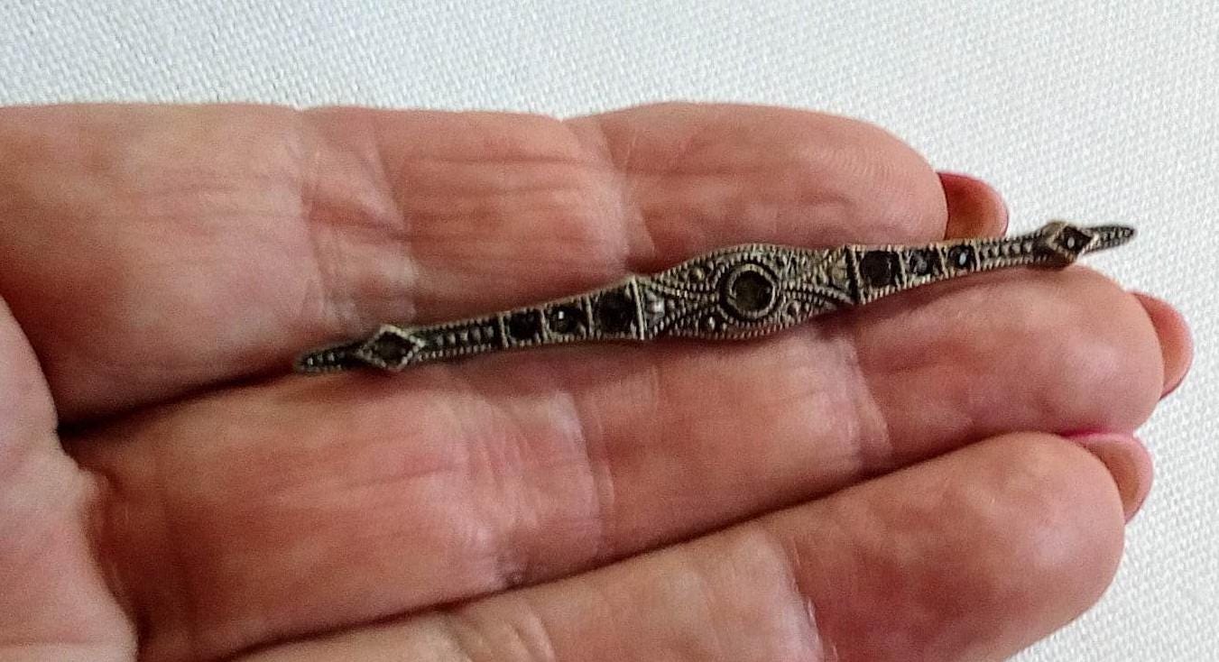 K136 Vintage Art Deco Sterling Silver Bar Brooch With Onyx K136 Vintage Art Deco Sterling Silver Bar Brooch With Onyx
