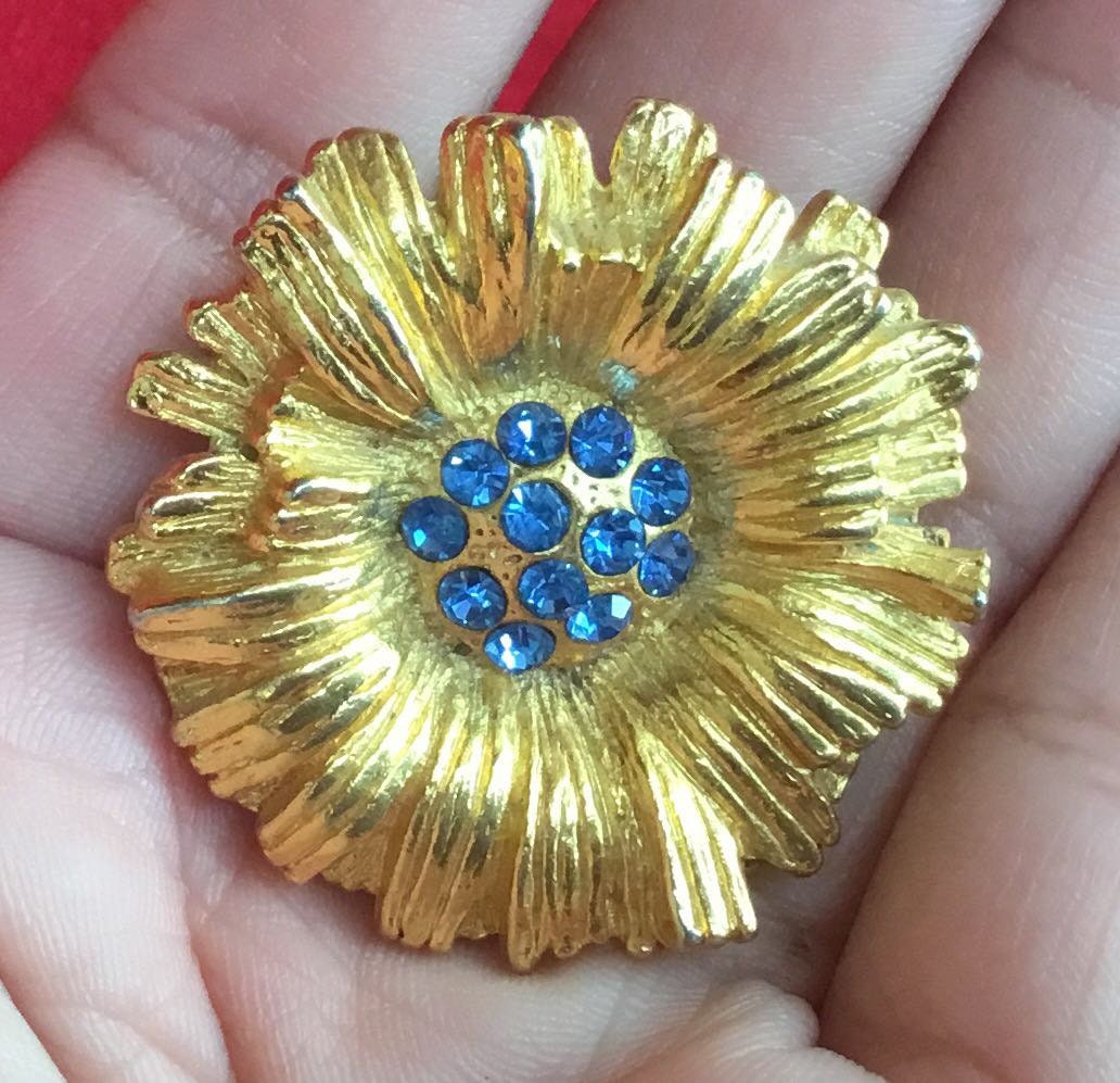 P105 Vintage Gold Tone with Blue Sunburst Brooch. Tracked Shipping