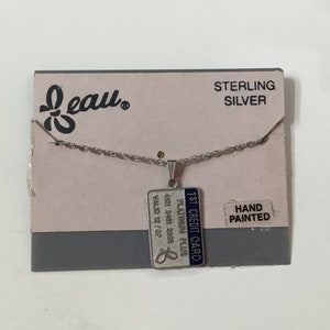Collar colgante ligero con forma de tarjeta de crédito F23 de Beau sterling, con cadena de plata de ley de 44 cm. ¡Fecha de 2007! Envío internacional con seguimiento.