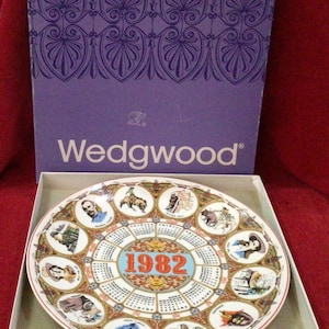 T21a Vintage 1982 Old New Stock Wedgwood "Wild West Calendar Plate Twelfth Series" Piatto decorativo con scatola e biglietto originali.