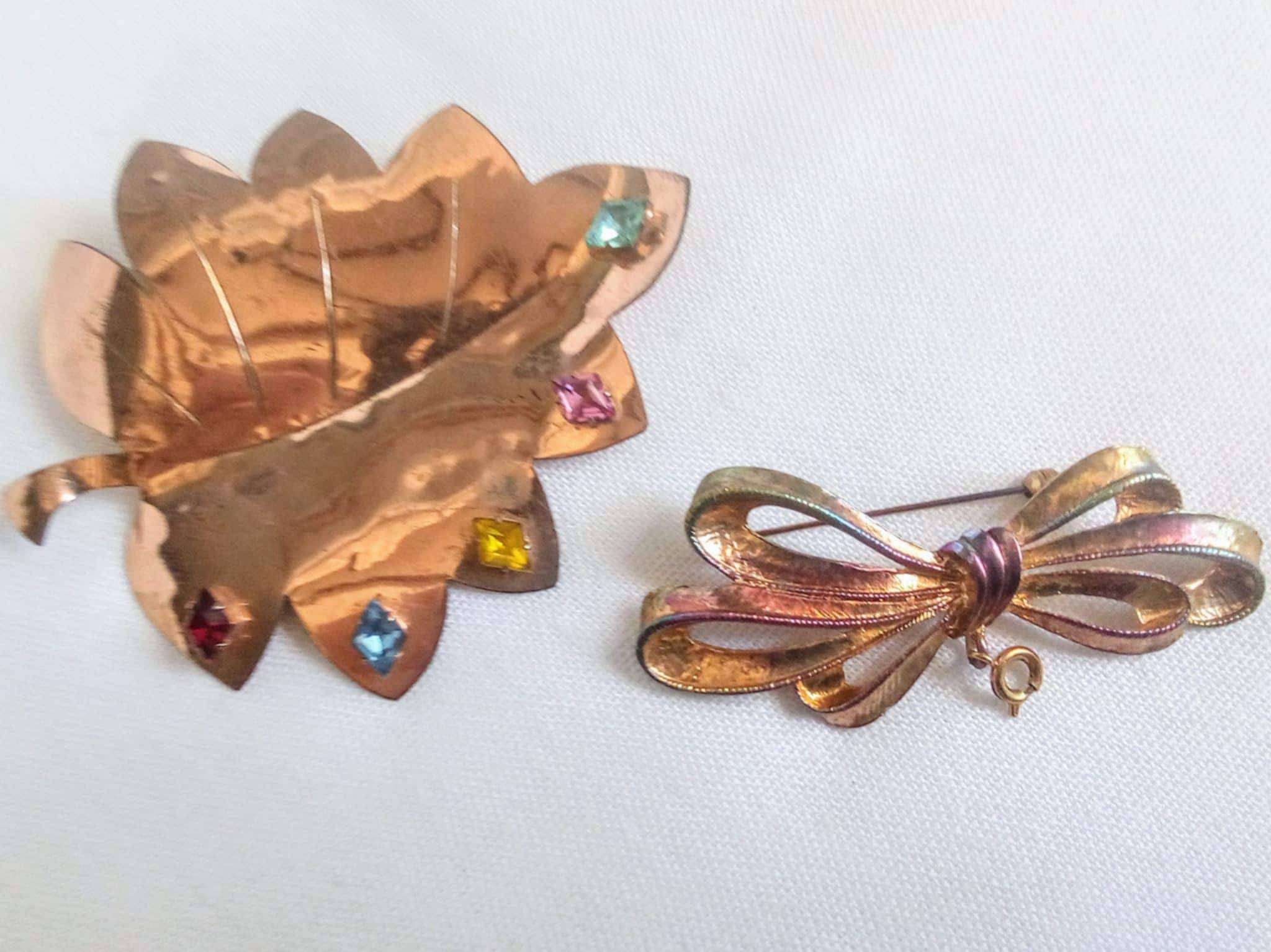 JP788 Vintage Set of 2 Faulty Brooches. Offered for Repair, Wear
