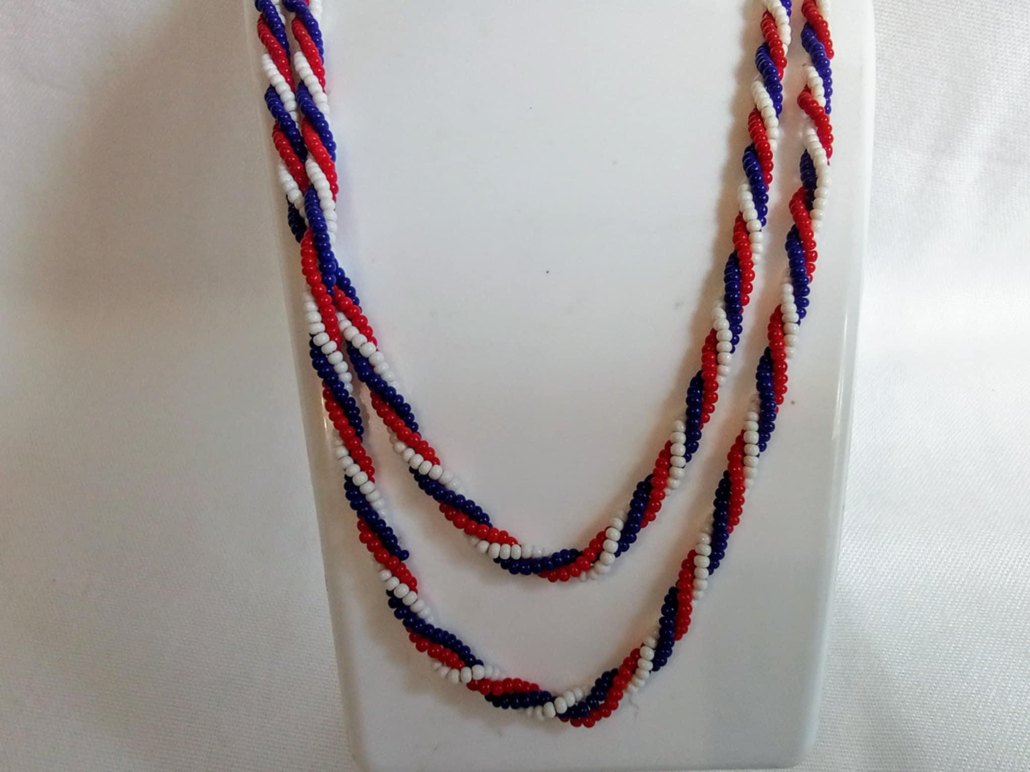 JP743 ヴィンテージビーズネックレス。赤、白、青のビーズを3連に