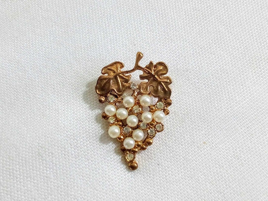 Broche Grappe De Raisin En Métal Doré Avec Perles Blanches Et Strass Brillant – Style Vintage