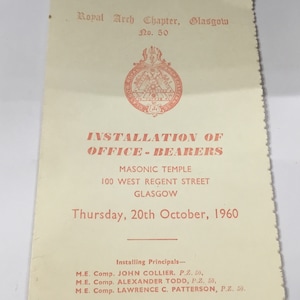 Könnte beinhalten: Eine weiße und rote Ankündigung für die Installation der Amtsinhaber im Freimaurertempel in Glasgow am Donnerstag, den 20. Oktober 1960. Die Ankündigung listet die installierenden Vorsitzenden auf: John Collier, Alexander Todd und Lawrence C. Patterson.