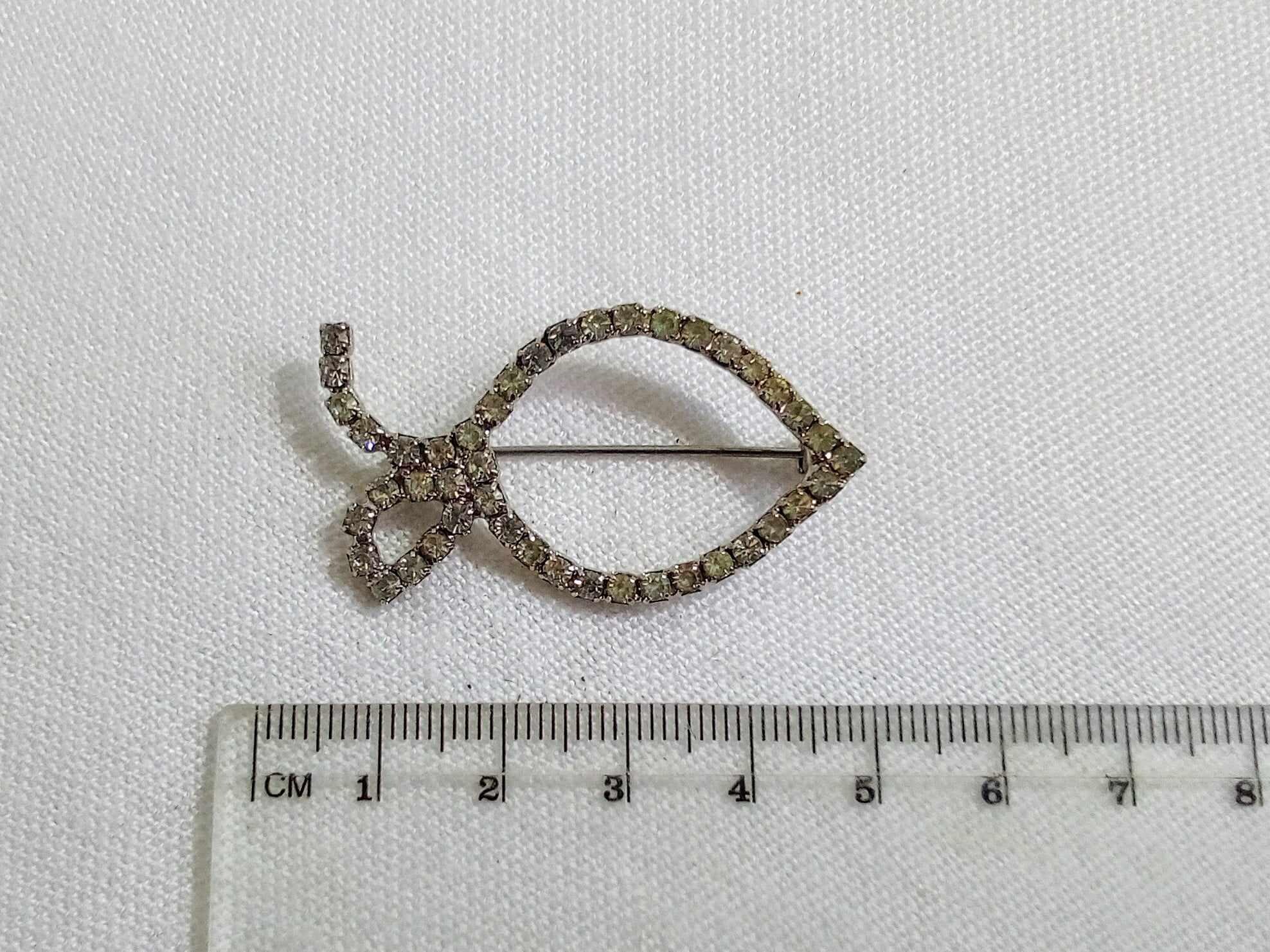 T201 ヴィンテージシルバートーンフィッシュブローチ。ラインストーン