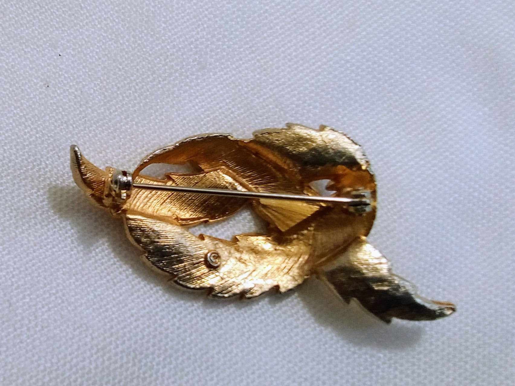 JP148. Vintage Gold Tone Brooch. Twisted Fern Leaf Design JP148. Vintage Gold Tone Brooch. Twisted Fern Leaf Design