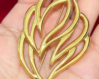 JP749 Vintage “ Monet” Gold Tone Swirl Brooch. Gift Idea. Tracked Shipping.