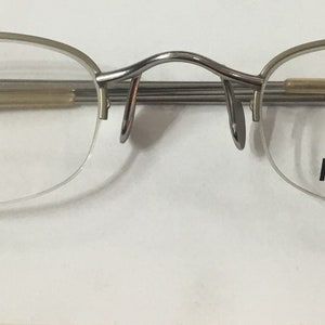 Gafas P47 Kookai hechas a mano, vintage, de exposición, con lentes transparentes. Media montura con detalles metálicos dorados. Envío con seguimiento.