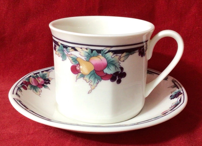 W124 Vintage 1991 Royal Doulton Autumns Glory Tea Cup and Saucer. Bone