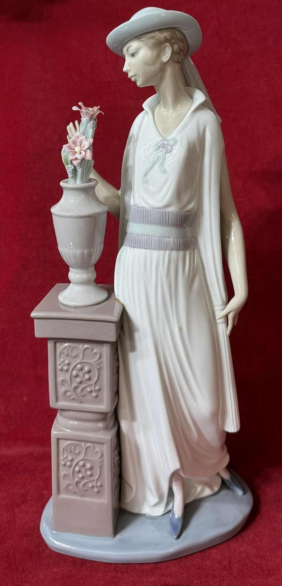 Z241a Vintage 1982s Lladro Porcelain Lady Figurine Grand Casino