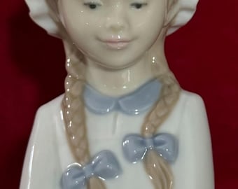Z189b  Vintage Porcelain NAO By Lladro “ Girl Holding A Basket “ Figurine. Handmade In Spain. Home Decor. Tracked Shipping.