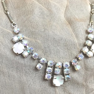 Collier ras de cou vintage F10 en nacre et cristal bleu aurore boréale, vers 1950.