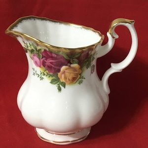 L191 Vintage Royal Albert Old Country Roses Creamer or Milk Jug. Bone China, Made in England. Tracked shipping.