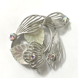 K66 Graziosa spilla vintage anni &#39;50 in argento con foglie di felce, decorazioni in madreperla e pietre decorative aurora boreale.