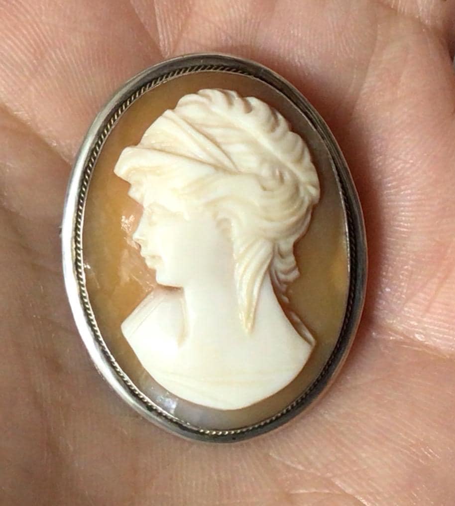 K226 Vintage Hand -carved Natural Shell Left Facing Cameo Brooch