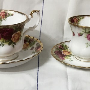 L10A Royal Albert Old Country Roses, from 1962 to 1990’s, all first quality, tea  cups and saucers.  Tracked shipping.