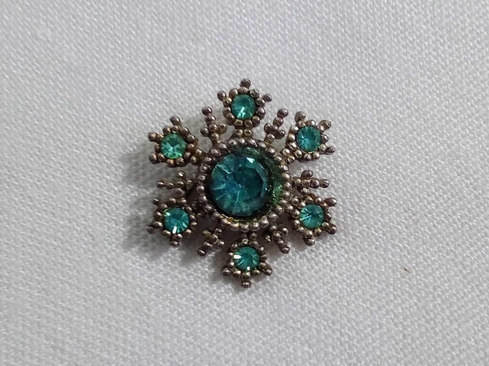 ロピア 爆買い JP327. Vintage C1940's Silver Tone Brooch. Blue Glass Stones アクセサリー