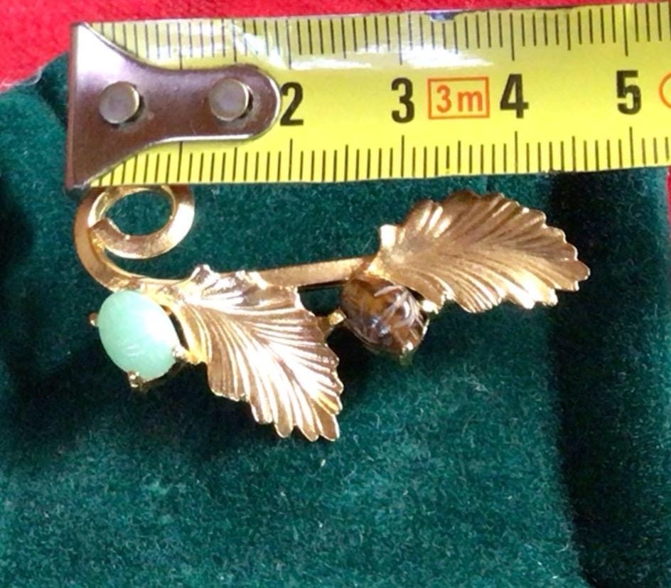 Broche Vintage Givenchy - Filigrane Doré Avec Pierres Rouges Et Vertes - Occasion élégante
