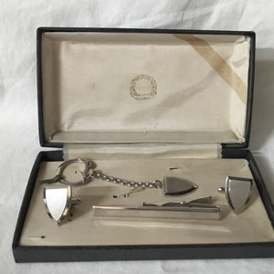 Boutons de manchette, pince à cravate et porte-clés argentés positivement plus fins K323 vintage avec boîte d'origine. Livraison gratuite.