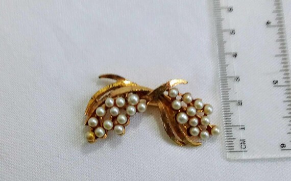 C106 Lovely Vintage Gold Tone Pearl Floral Spray … - image 4