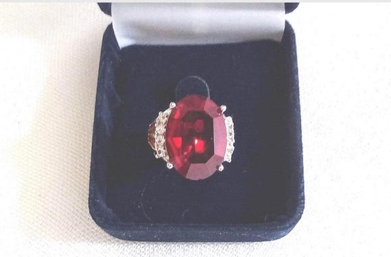 J38 Pretty Vintage Statement Ring. Large Red Ston… - image 7
