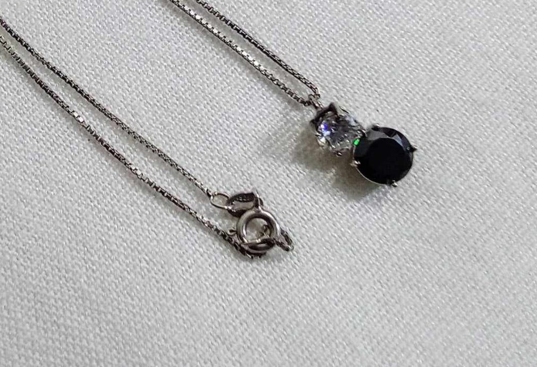 JP674. Lovely Vintage Silver 925 Chain and Pendant. Black